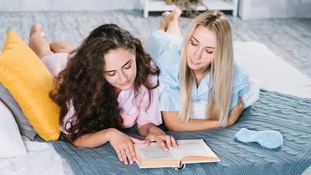 Читать подруги. Подруги читают вместе. Две подружки читают. Две подружки лежат. Подружки читают книгу.