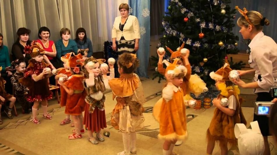 Выход лисы на новогодний утренник. Белочка на утреннике в детском саду. костюм для детского утренника белочка. новогодний утренник в детском саду белочка. белка на утреннике в детском саду.