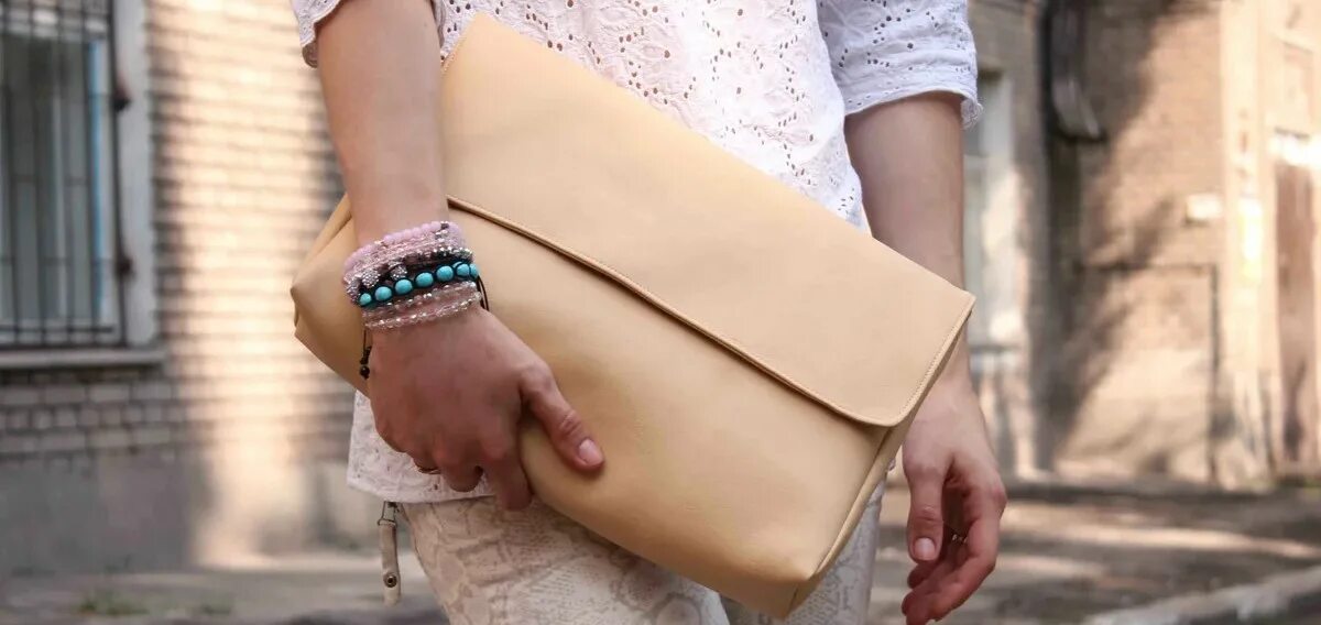 Как носить клатч. 55. Клатч в руке. Девушка с клатчем. Клатч в руке.