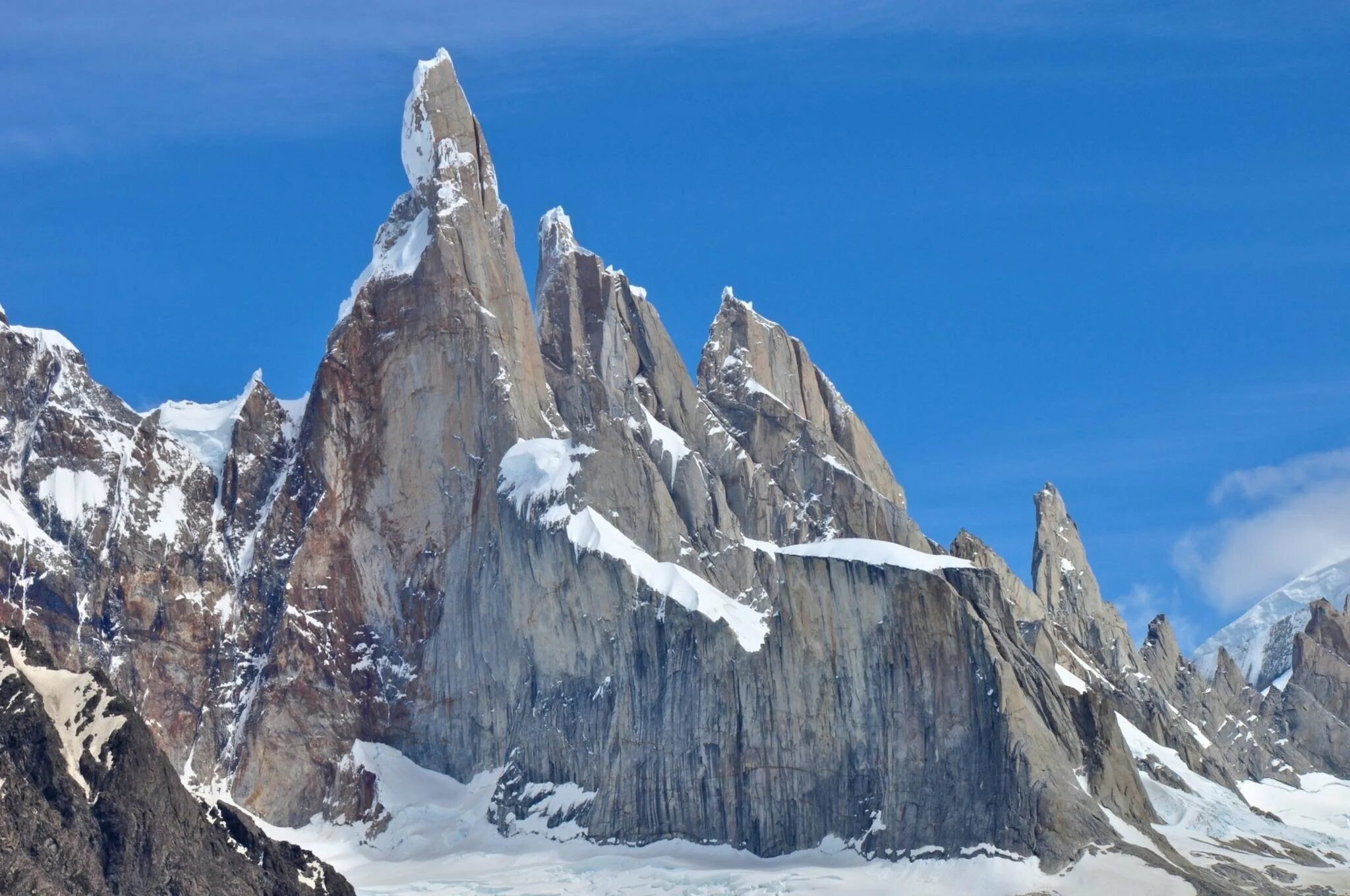Была одной из самых острых. Серро Торре гора восхождение. Серро Торре гора фото. Серро Торре Аргентина. Вершины горы скалы.