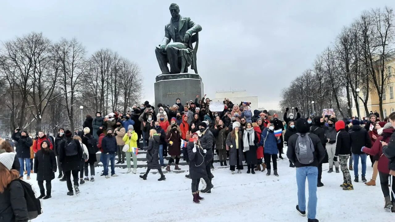 Митинг полдень. Памятник грибоедову в санкт-петербурге у тюза. Митинг навального 2021 в москве. Пушкинская площадь москва митинг 23. Митинг навального 2021 в москве.