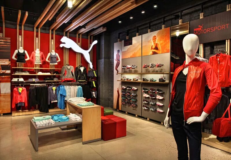 Пума магазин. Nike флагманский ритейл нью-йорк. Магазин пума в новосибирске. Бутик пума. Магазин пума витрина.