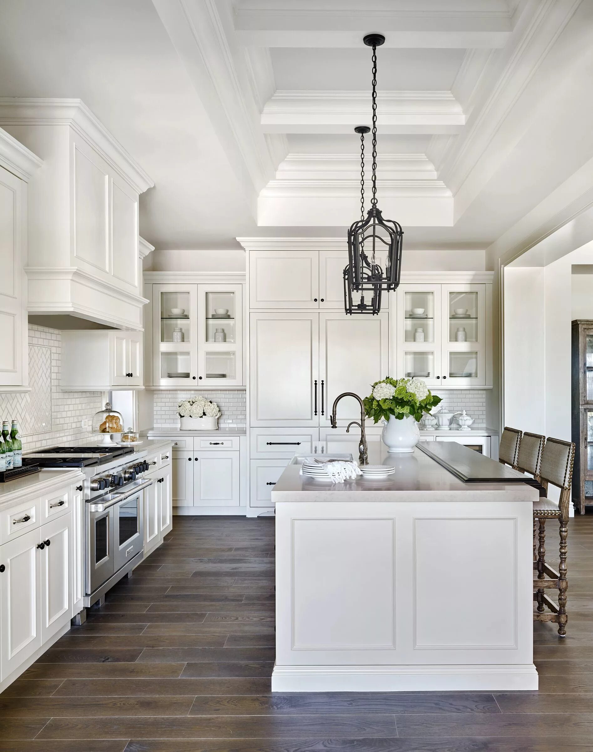 White kitchen. Кухни икеа Неоклассика. Американская кухня белая икеа. Белые кухни. Кухня в американском стиле.