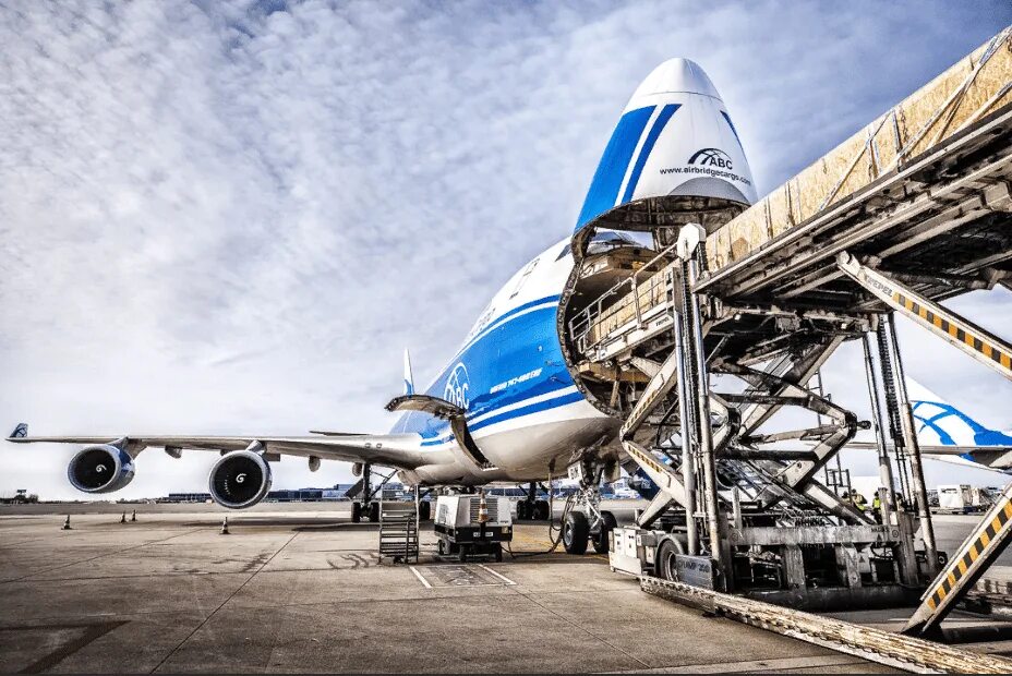 Воздушных перевозок пассажиров грузов. Боинг 747 AIRBRIDGECARGO. Боинг 747 Freighter. Боинг 747 Волга Днепр. Boeing 747 грузовой.