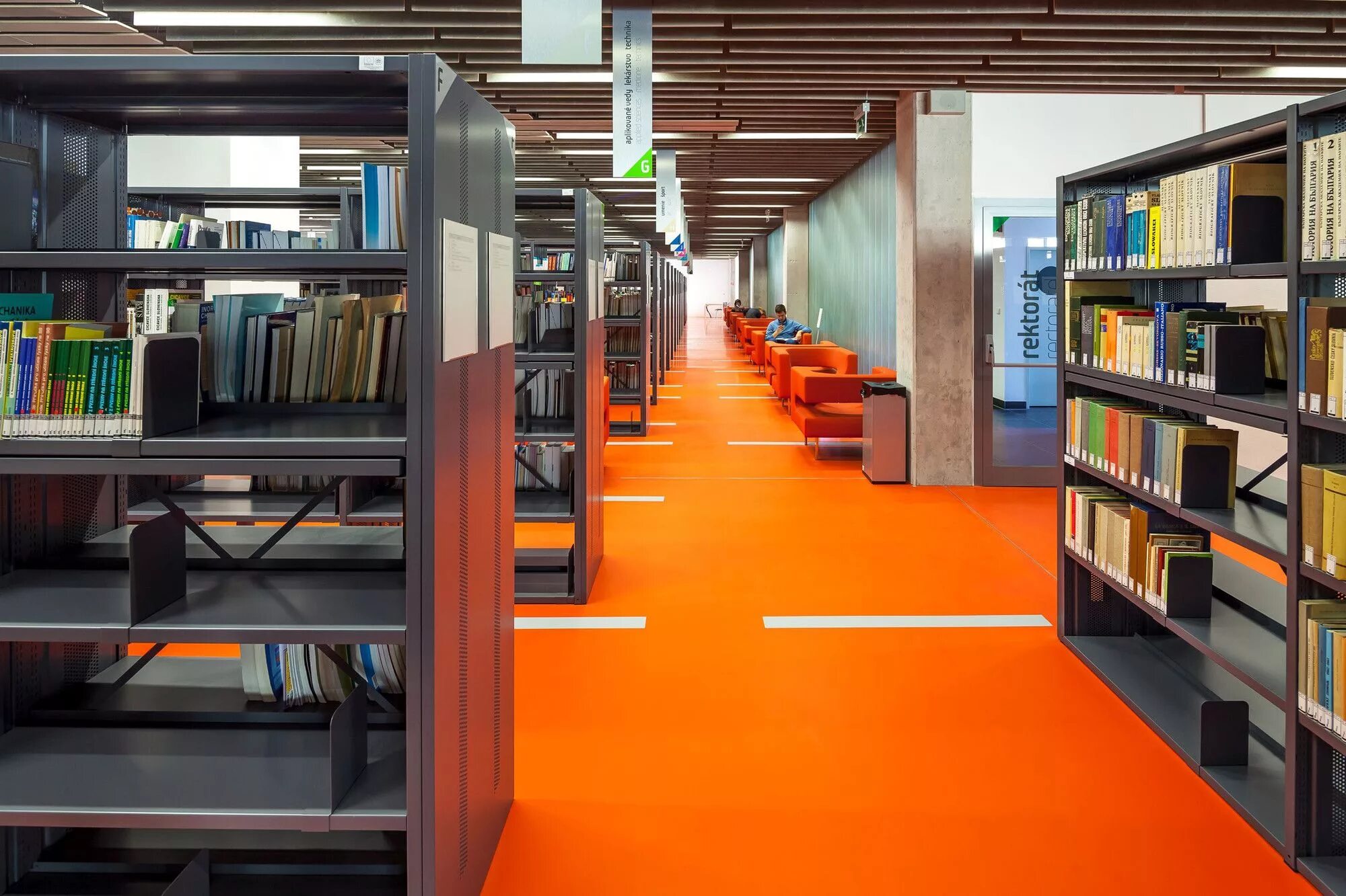 Библиотека старейшего в испании университета. Университет саламанки библиотека. Keio university (tokyo, japan). Библиотека чебоксары центр. Старая библиотека.