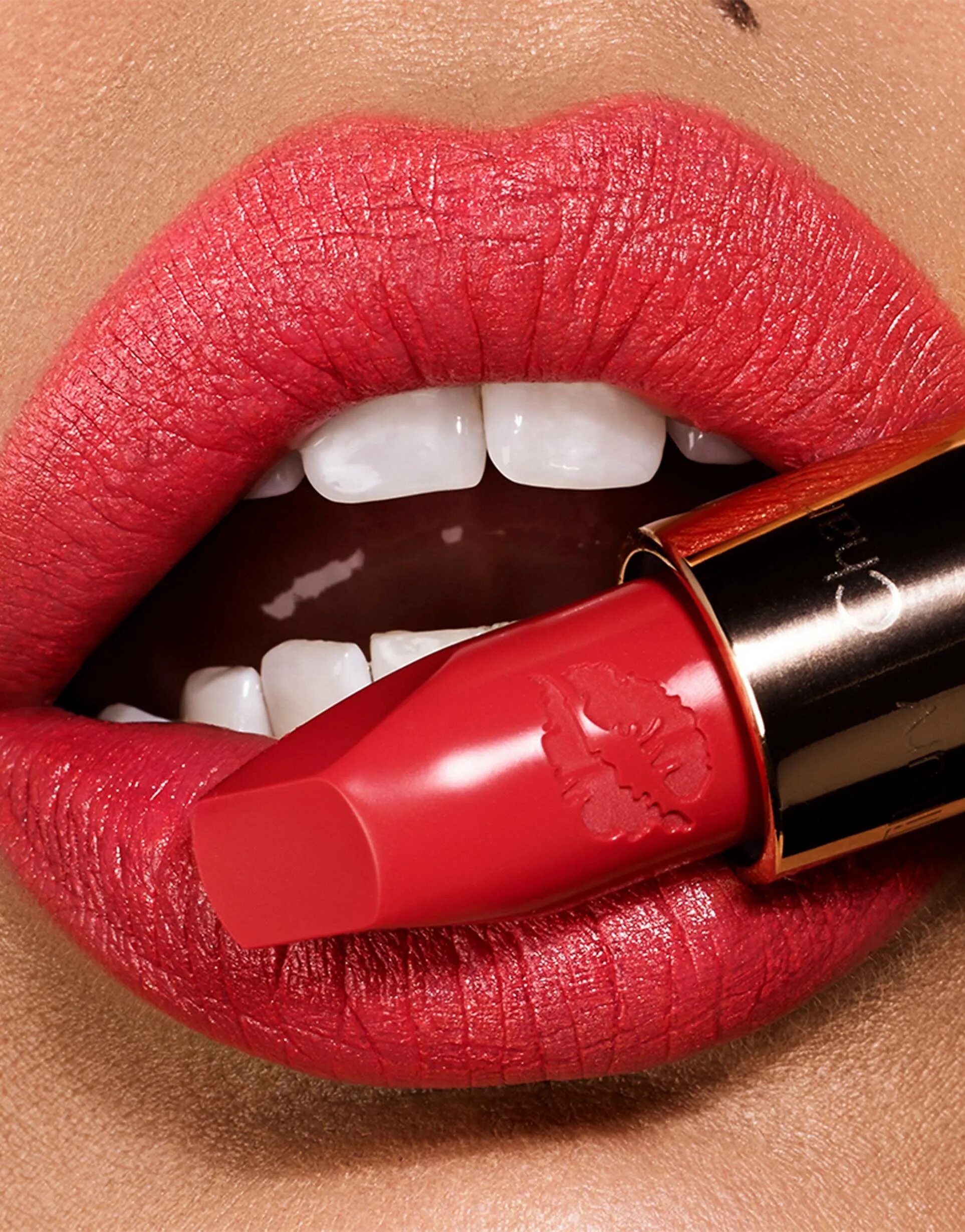 Дольче габбана 010 блеск для губ. Духи губы. Dolce lips. Помада kylie dolce k. Dolce lips.