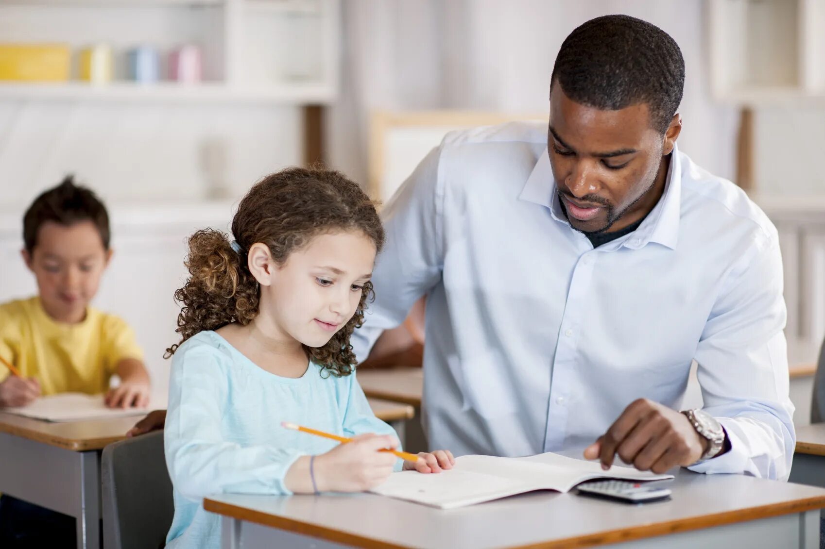 Teach not like. Discussing дети. учитель смеется с детьми. картинки связанные с педагогом. teacher with pupils.
