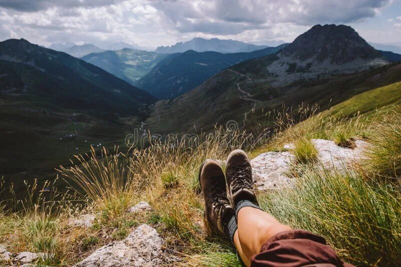 Foot of the mountain на русском. Ноги горы. Человек в горах ноги. Протянутые ноги в горах. Фотографии ног в горах.