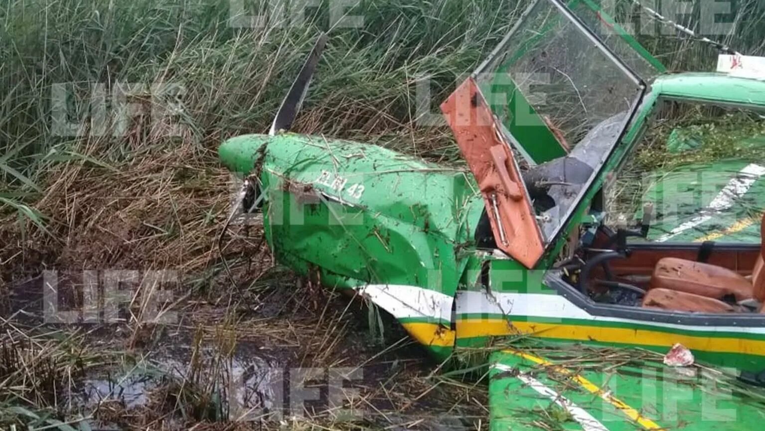 Крушение тверская область. Самолёт в болоте брошеный. Авиакатастрофа в Тверской области сегодня. Вытащили целый самолет из болота.