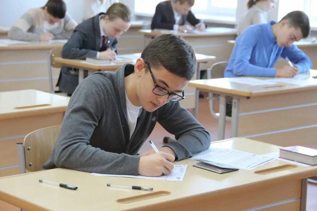 Школьники на егэ. Гиа пишут школьники. Гиа выступление. Гиа школьники. Школьники сдают гиа.