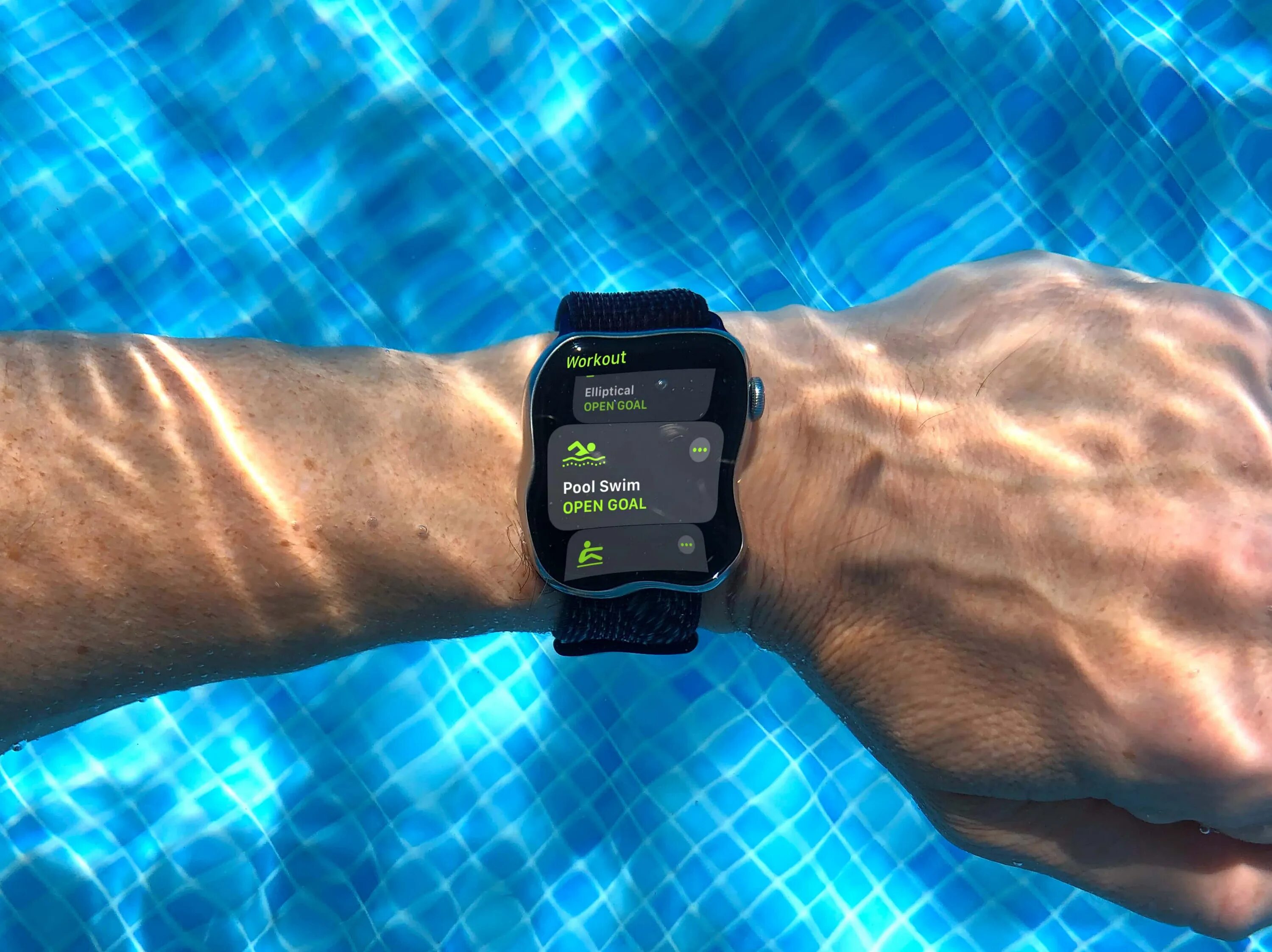 Watch me swim. Apple watch плавание. Часы для плавания. Часы Apple watch голубые на руку.