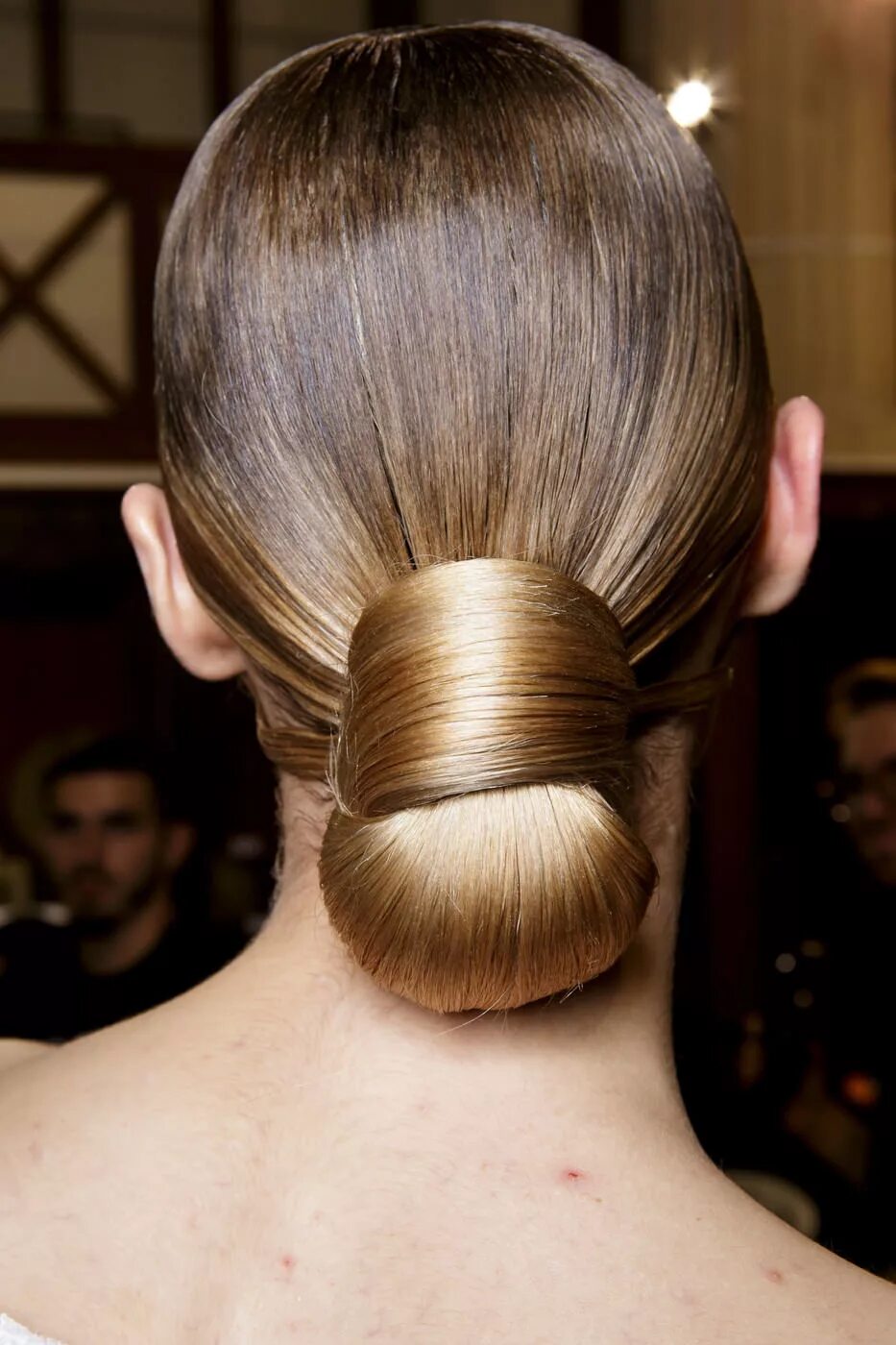 Гладкий пучок. Гладкий пучок на длинные волосы. Гладкий пучок на длинные волосы. Прическа низкий гладкий пучок. Элегантный пучок.