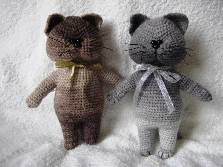 Кот басик крючком схема. Вязаные игрушки котик басик. вязаные котики крючком. кот амигуруми крючком. вязаный котенок.