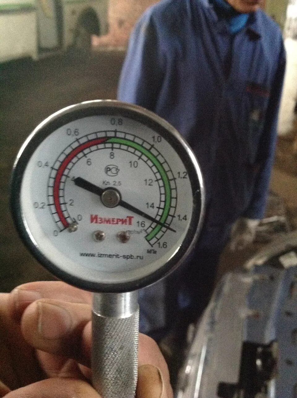 Правильный замер компрессии. Замер компрессии компрессометром. Измерить давление в цилиндрах. Прибор для измерения давления в цилиндрах двигателя. Измерить давление в цилиндрах двигателя.