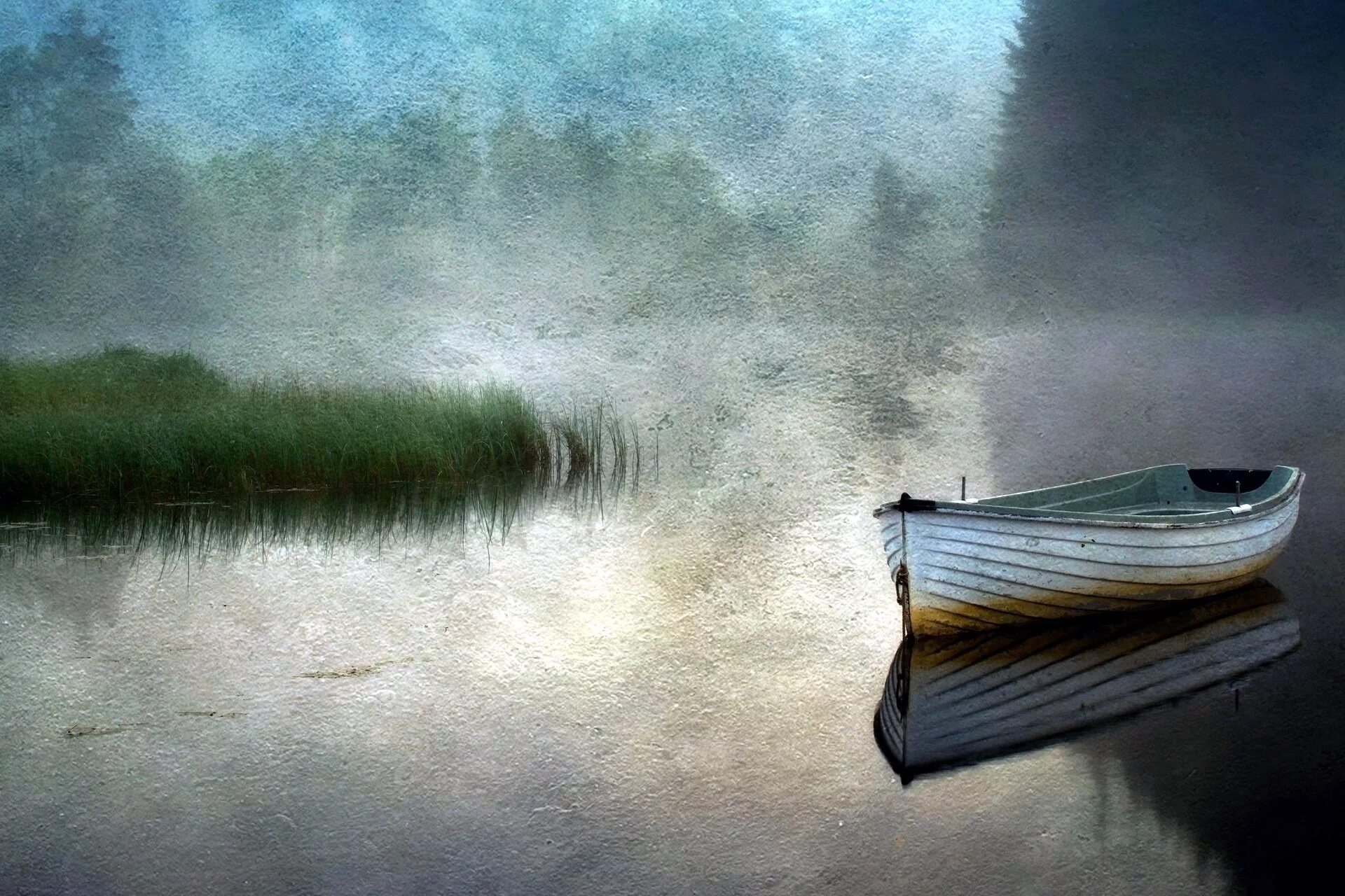 Лодка качается на волне с частотой. Пейзаж с лодкой. Лодка в тумане. Река лодка туман. Одинокая лодка в тумане.