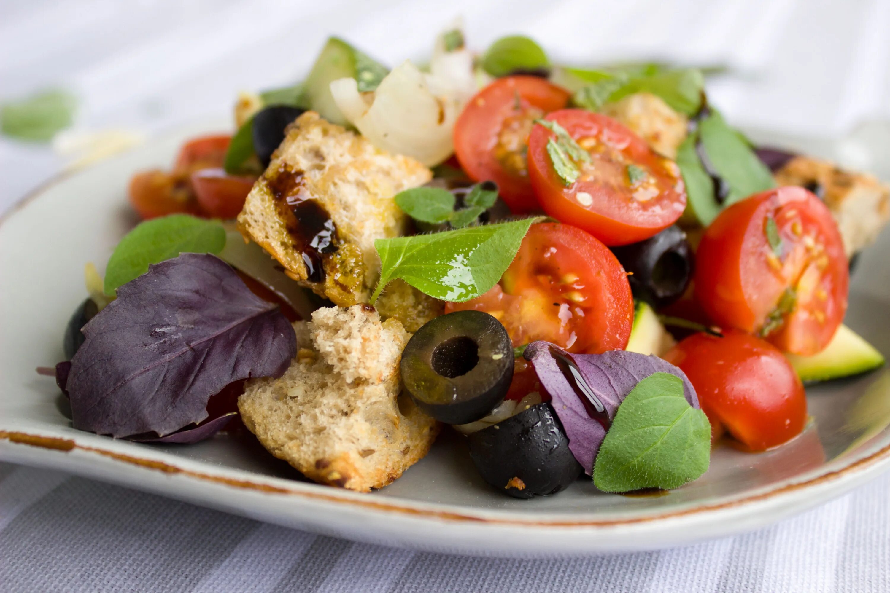 Блюда без овощей. Греческий салат. Салат с оливками. Вкусные Вегетарианские блюда. Овощные греческие блюда.
