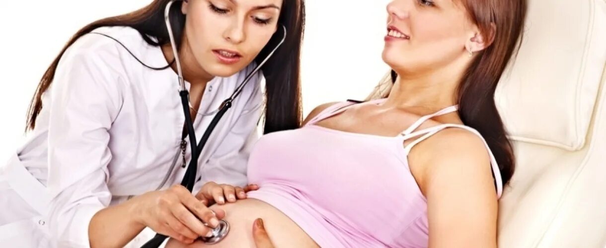 Врачи говорили беременной. Врач слушает живот. Стетоскоп и беременные. Беременные женщины у врача. Врач слушает сердце беременной.
