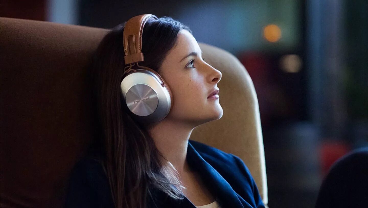 Наушники аирподс 2 в ушах. Airpods 3 в ухе. Беспроводные наушники девушка. Айрподс 2. Беспроводные наушники b39.
