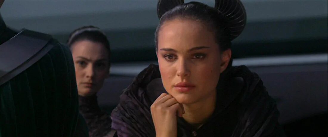 Вот так гибнет свобода под звуки аплодисментов. Так и погибает демократия под гром аплодисментов. Мемы про лею органу. Под аплодисменты умирает. Под аплодисменты умирает.