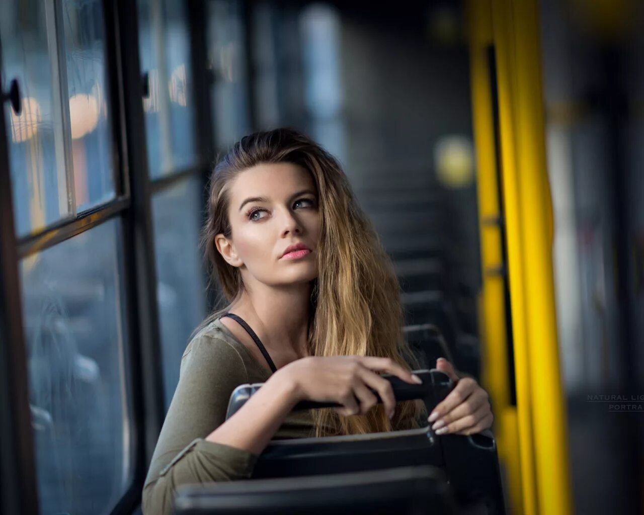 Стек и девушка. Lucie Syrohova. Девушка в маршрутке. Красивая девушка в трамвае. Фотосессия в трамвае.