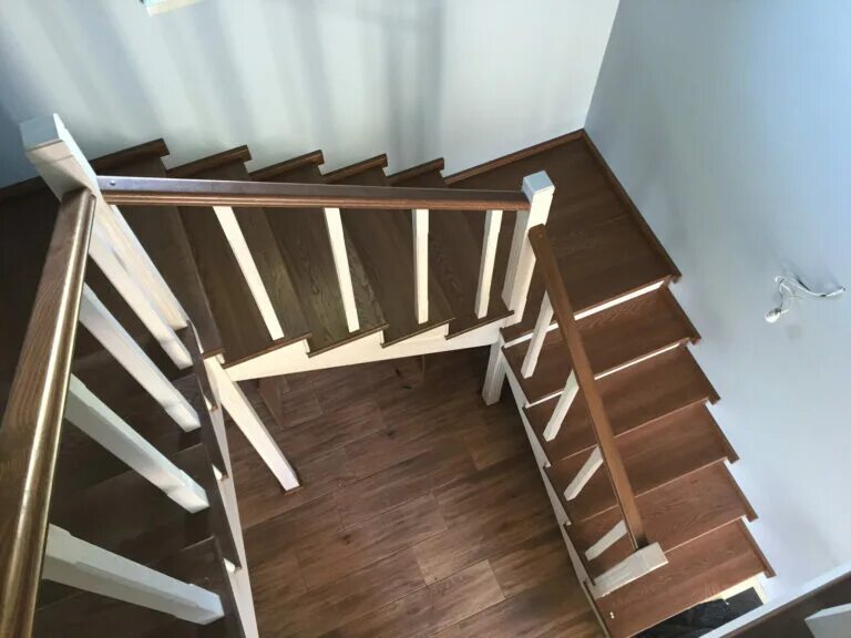 Поворотная лестница. Лестница с забежными ступенями 3 марша. Лестница двухмаршевая 180 градусов. Лестница 180 градусов с забежными ступенями. Лестница маршевая деревянная.