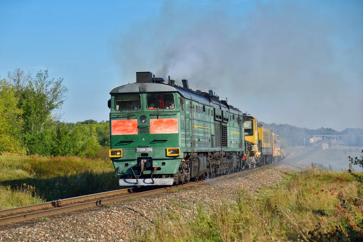 Поезда со звуком. Тепловоз 2тэ10м. 2тэ10м-2242. Пассажирский тепловоз. Локомотив поезд.