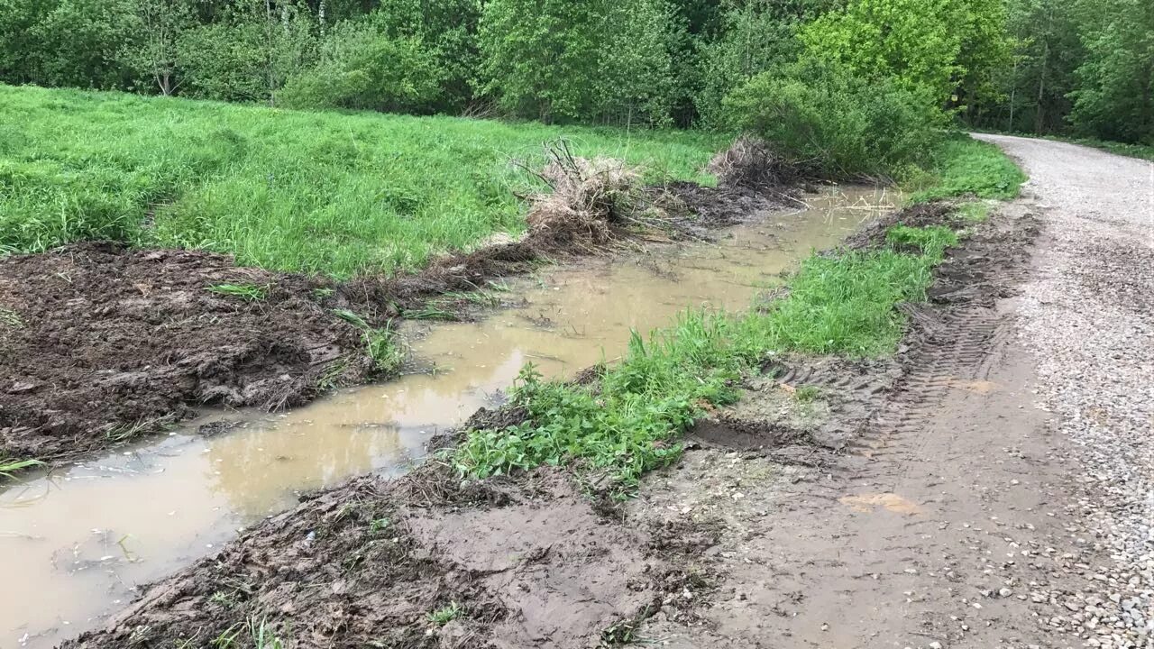 осушение водоемов. земляной водоотводной кювет. очистка водоотводных канав. лотки на автомобильных дорогах.