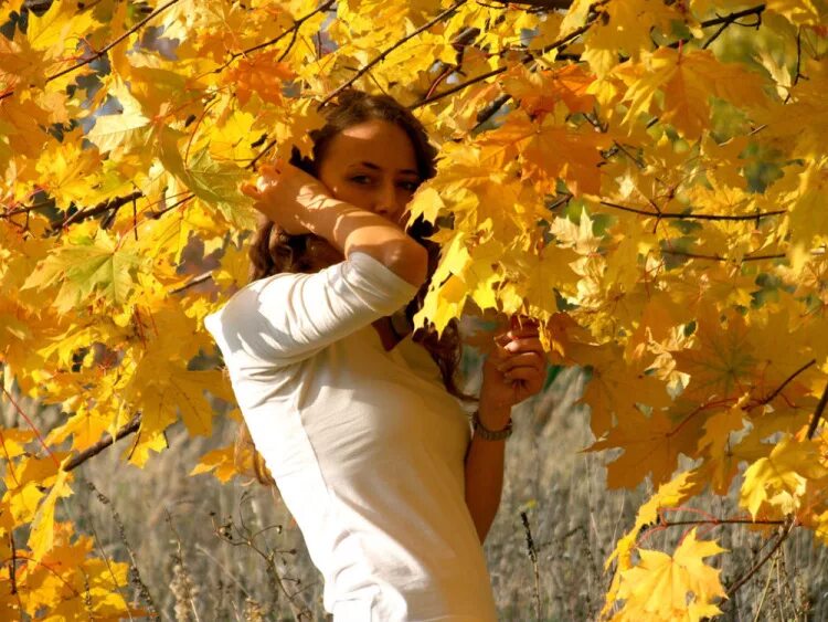 осенняя женщина песня слушать. и осень в бархатном портрете" - валентина колова. открытки осень рыжая подружка. женщина осень владимир. заготовка женщина осень.