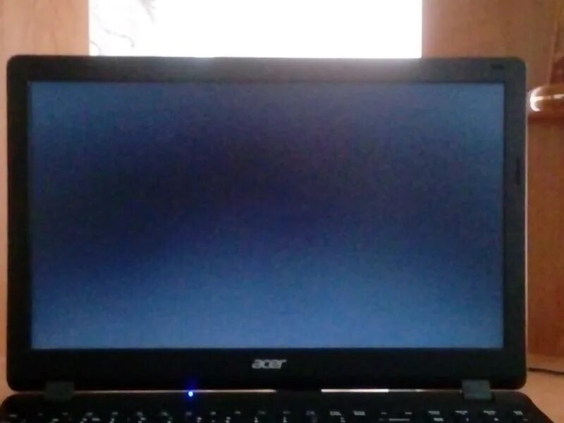Почему экран стал серым. Ноутбук Асер чёрный экран. Серый экран на ноутбуке. Серый экран на ноутбуке при включении. Белый экран на ноутбуке при включении.