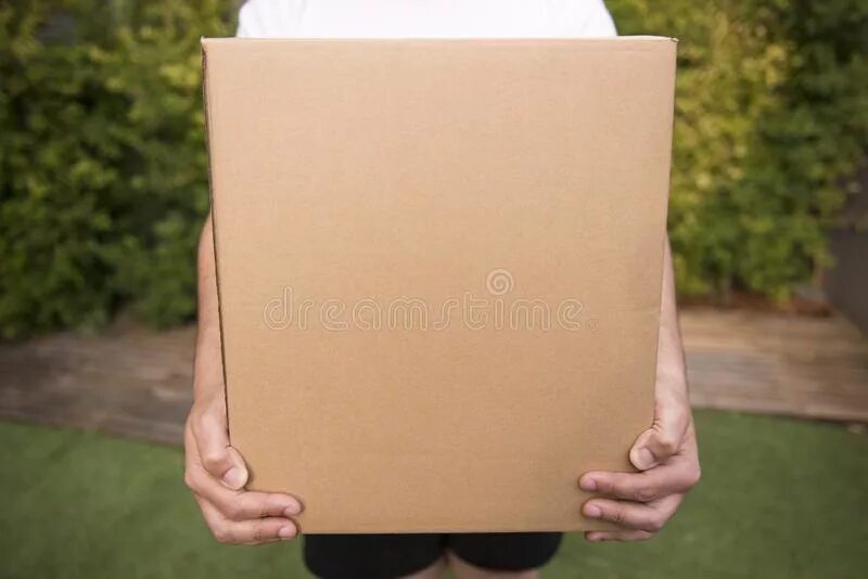 Человек с коробкой в руках. Коробка из рук в руки. Hands shipping. Страхование грузов. Курьер вручает посылку.