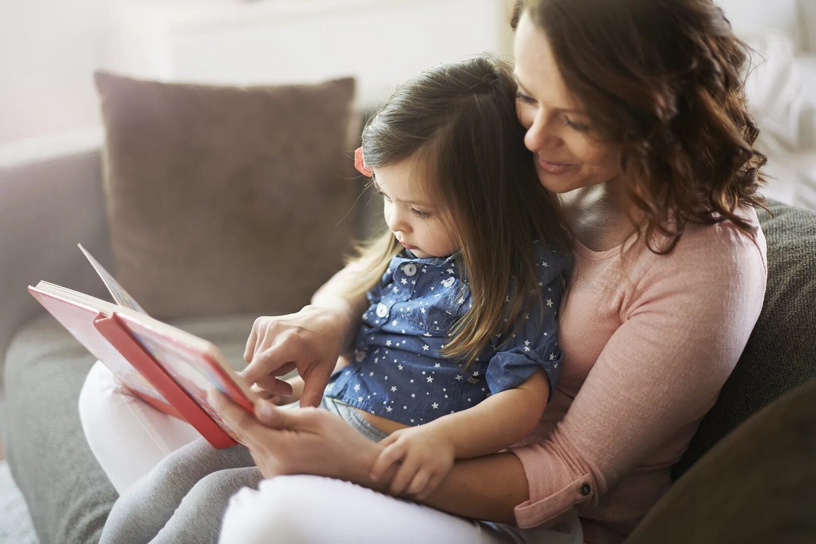 She watched her daughter. Родители и дети. Женщина с ребенком. Мать с ребенком. Чтение для детей.