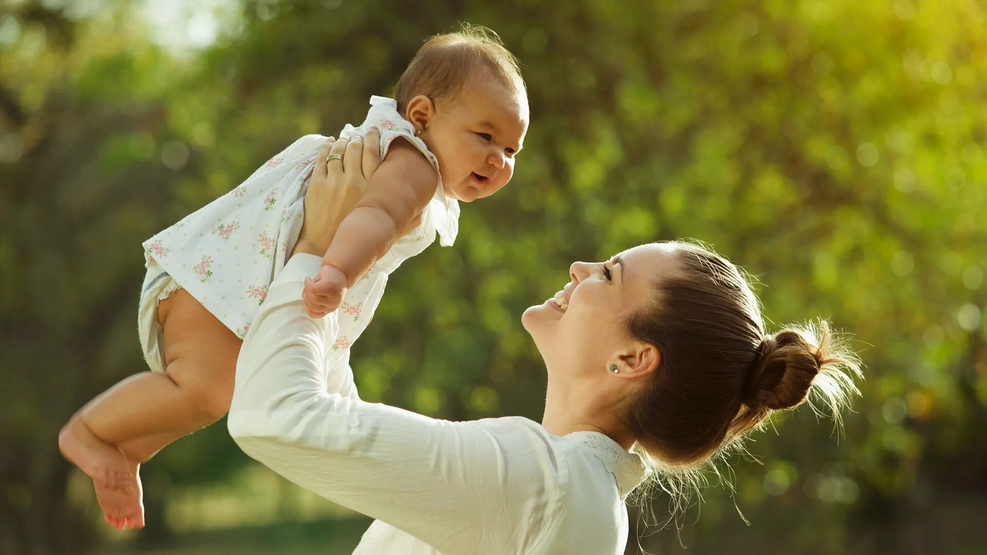 никогда не кричите на детей. родители поднимают руки. мама руки поднимает. ребенок на руках. мама руки поднимает.