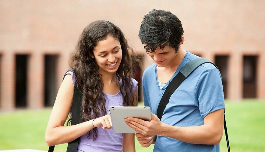 She a college student. Интервьюер с планшетом. Студент с планшетом. Двое студентов. Два студента.