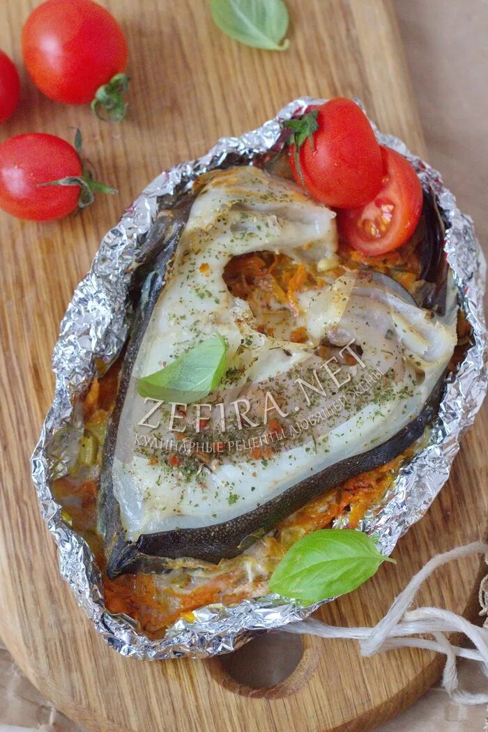 Зубатка с овощами в фольге. Зубатка с овощами. зубатка запеченная в духовке. стейк зубатки в духовке. зубатка в кулинарии.