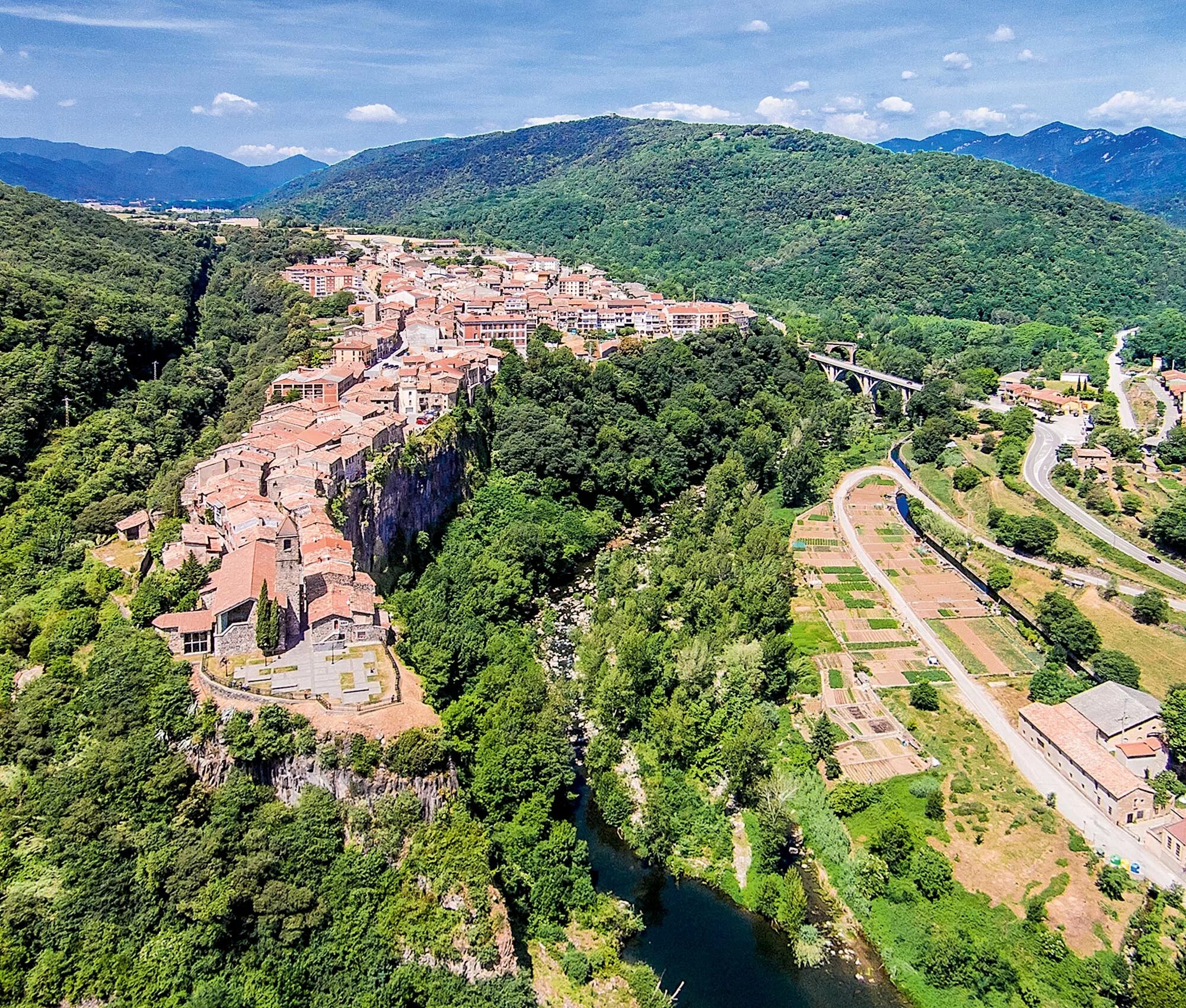 кастельфульит-де-ла-рока в испании. херес де ла фронтера город в испании. город кастельфольит-де-ла-рока испания. кастельфольит-де-ла-рока деревня на скалах. кастельфольит-де-ла-рока (castellfollit de la roca).