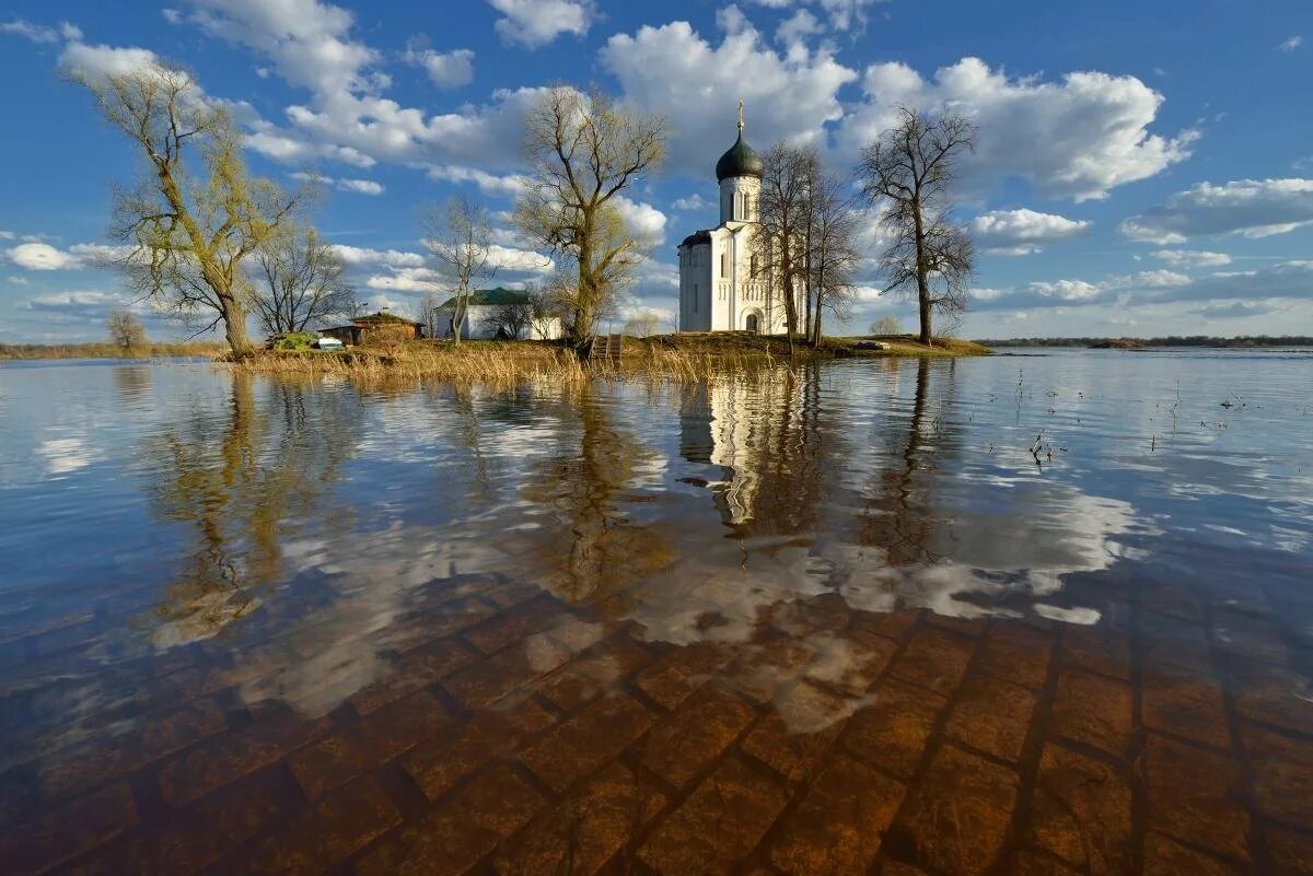 Вода выходит с реки. Церковь Покрова на Нерли разлив. Храм Покрова на Нерли разлив половодье. Покрова на Нерли во Владимире в разлив.