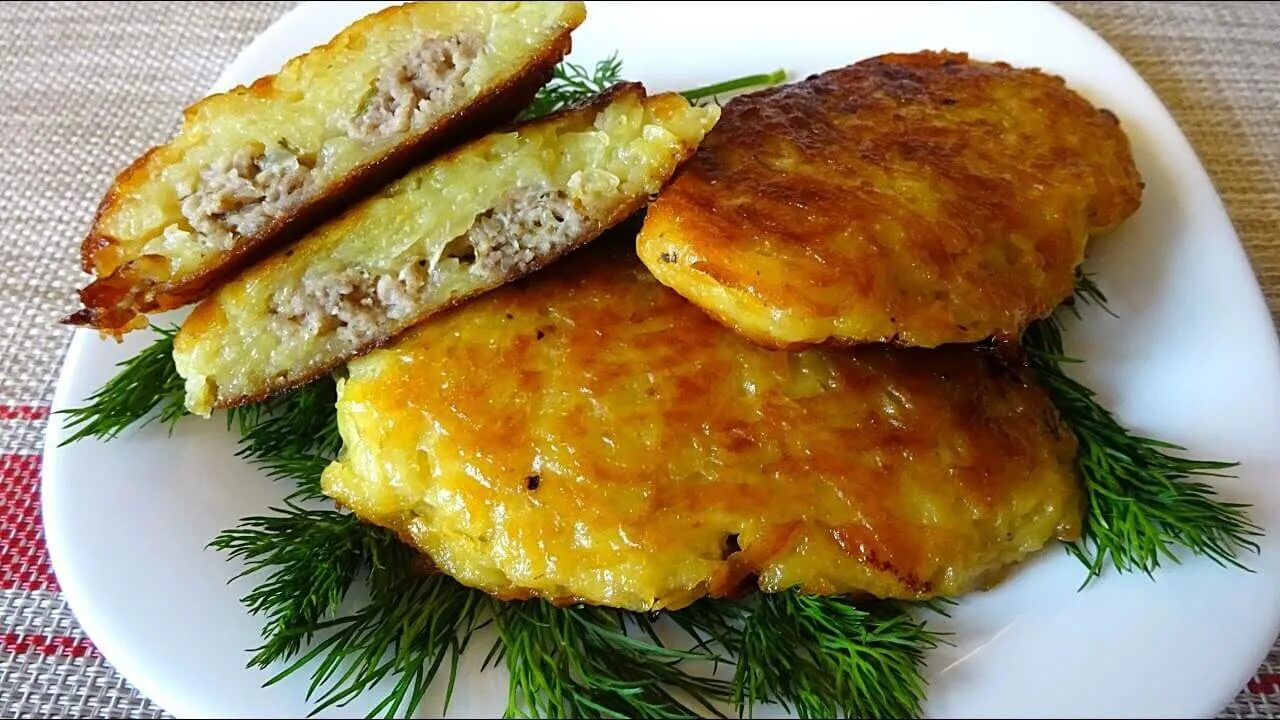 Как готовить колдуны с фаршем. Белорусские драники картофельные с фаршем. белорусская национальная кухня колдуны. белорусские деруны с фаршем. драники с мясом.