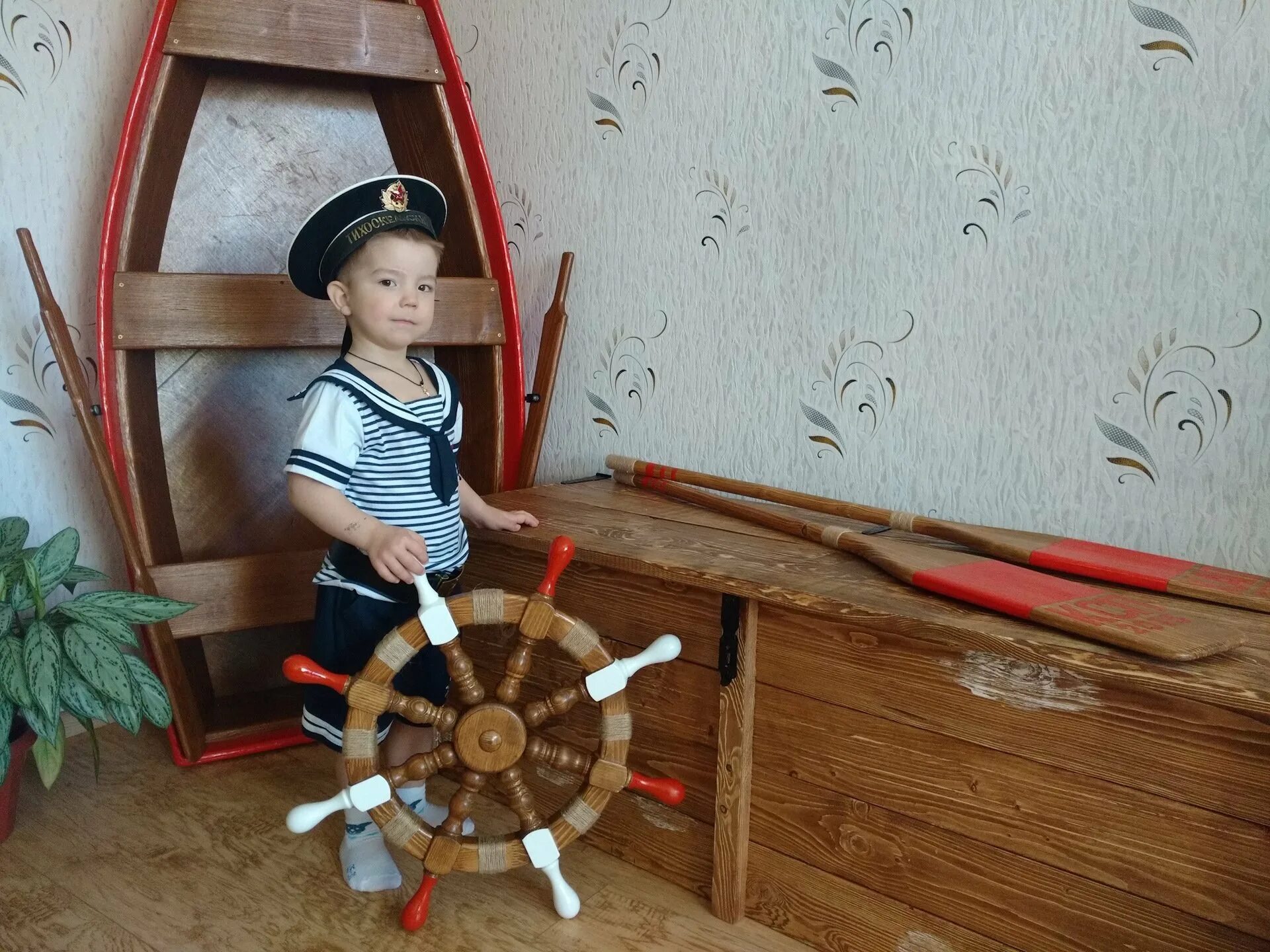 Корабль в детском саду своими руками. Штурвал корабля в детский сад. Штурвал корабля из картона. Декор для детсада в морском стиле. Корабль в детский сад.