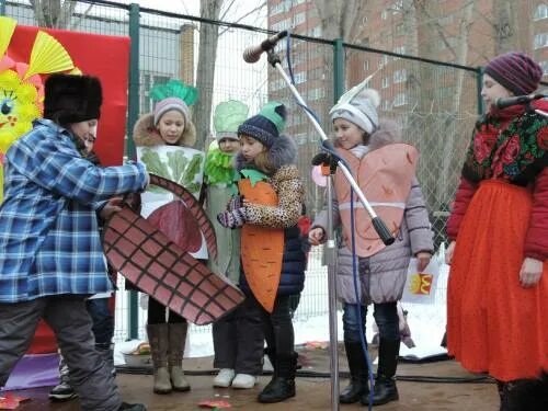 Сегодня в школе масленица. Масленица в школе. Праздник Масленица в школе. Масленица в школе фото. Праздник широкой Масленицы в школе.