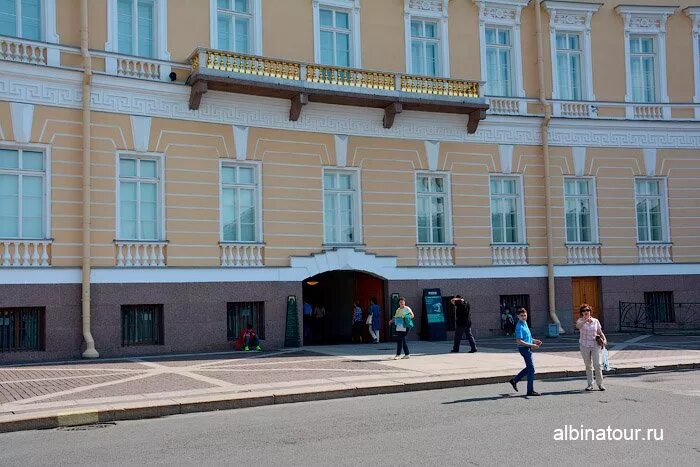 Вход в главный штаб эрмитажа где находится Музей "Главный Штаб Эрмитажа" , Санкт-Петербург "Стоишь очереди в классическом