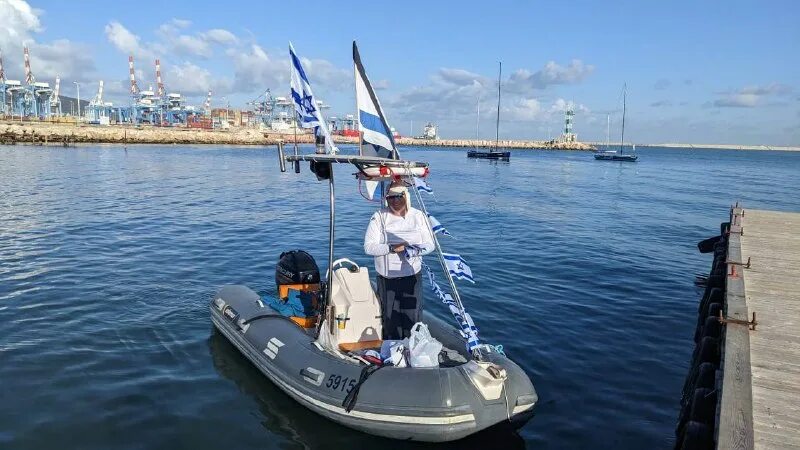 причал для лодок. полицейский катер анапа. лодка река море. плавать на лодке. человек в лодке.