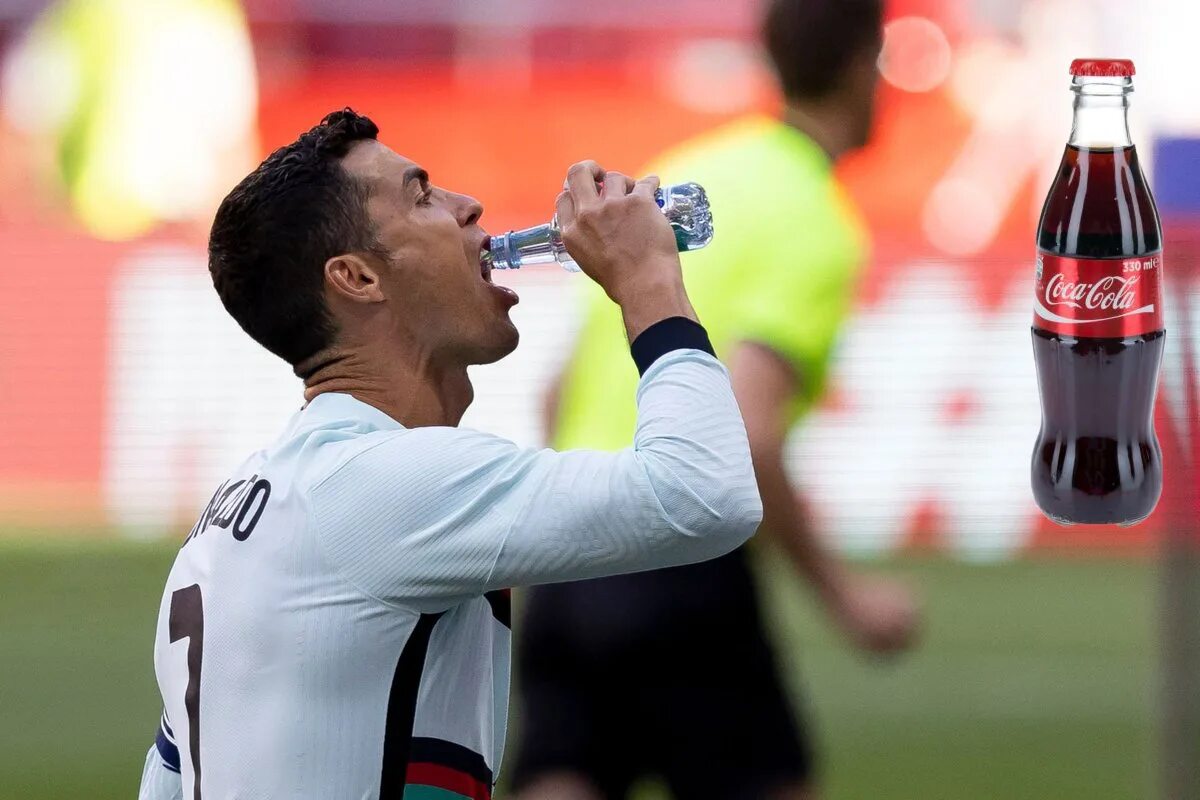 Камеди колу пьете. Роналду и Coca-Cola. Кристиано Роналдо пьет пиво. Cristiano Ronaldo Coca Cola. Криштиану Роналду пьет.