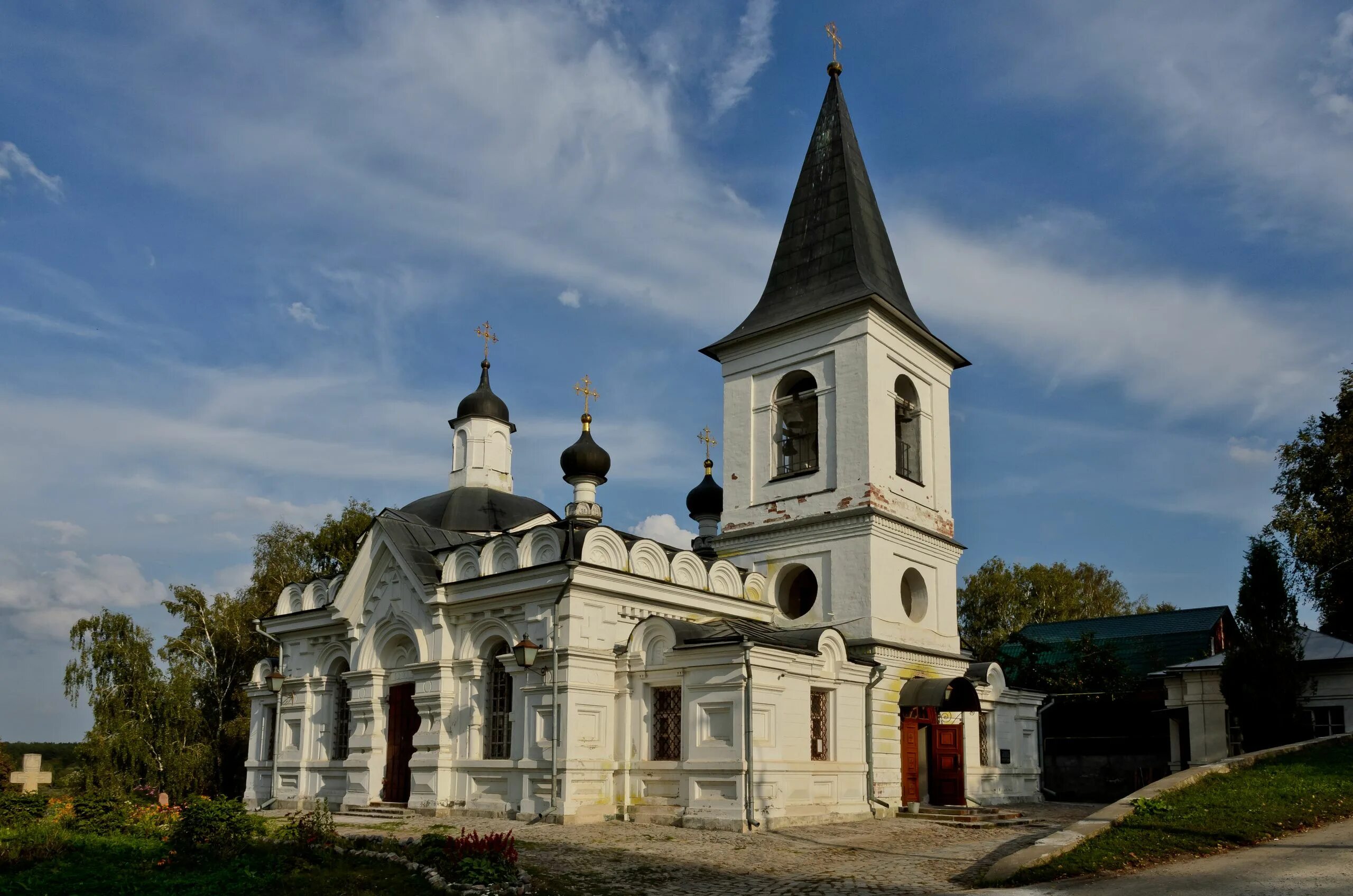 Погода в тарусе калужской области. Таруса храм Воскресения Христова. Таруса Серпухов достопримечательности. Храм в Тарусе на берегу Оки.