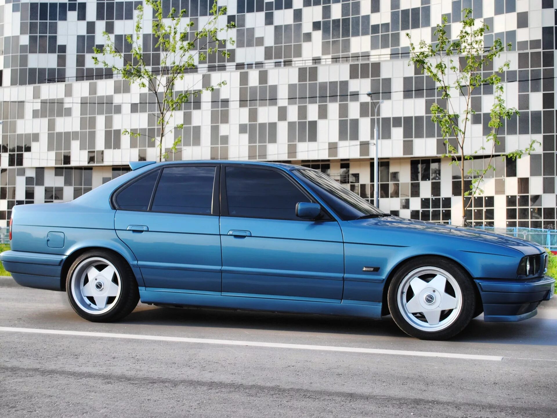 Кузова бмв е34. BMW e34. БМВ е34 универсал. БМВ 5 е34. BMW e34 Maledivenblau Metallic.