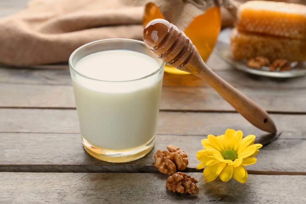 Молоко и мед больше. Молоко и мед. Стакан молока с медом. Кефир с медом. Теплое молоко.