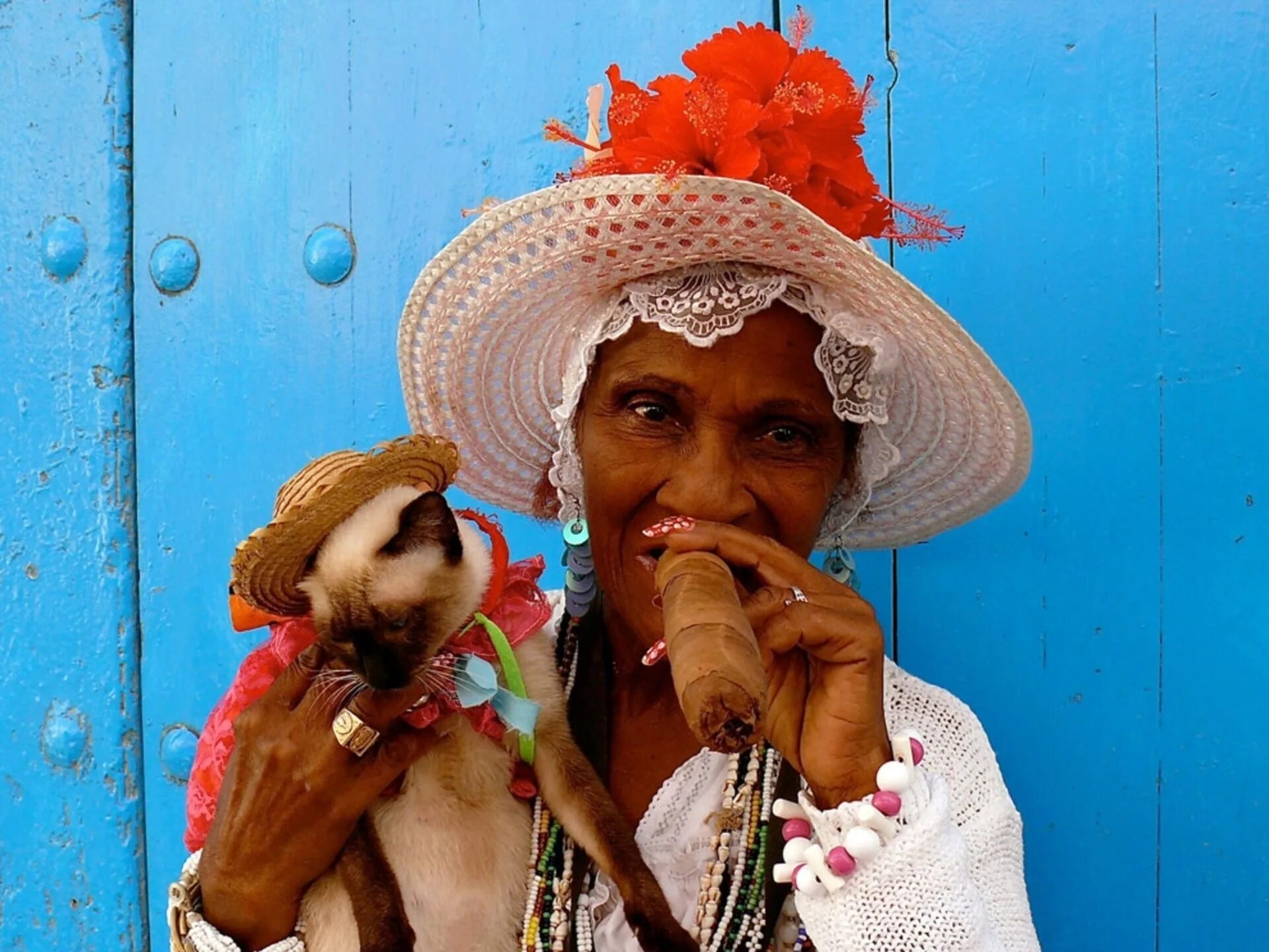 Куба Гавана Ром сигары кубинцы. Кубинские женщины. Кубинская женщина с сигарой. Кубинка с сигарой.