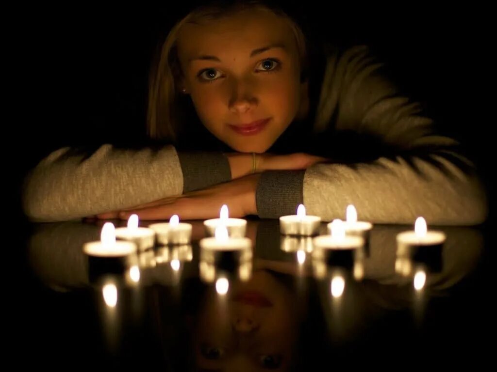 Девушка со свечой. Человек со свечкой. Девушка со свечой. Свеча памяти. Человек со свечой.