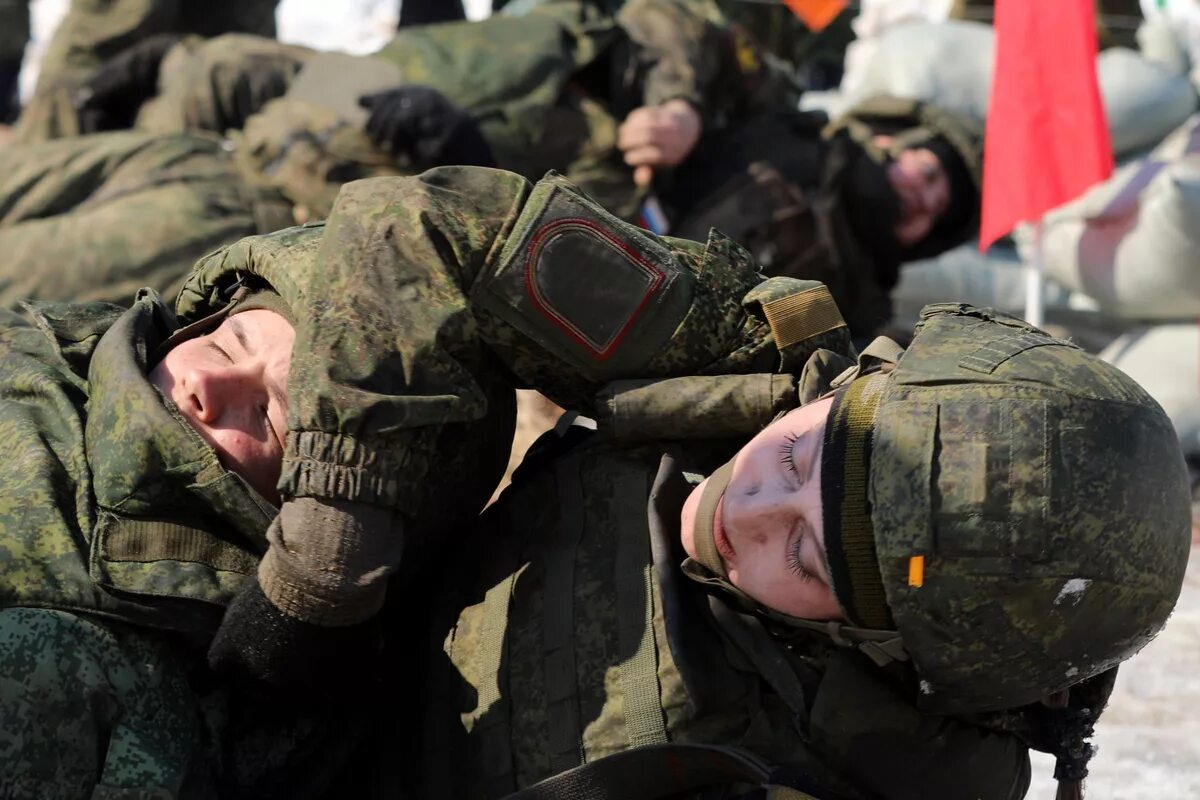 Раненные военнослужащие. Раненый русский солдат. Российские военные медики на Украине.