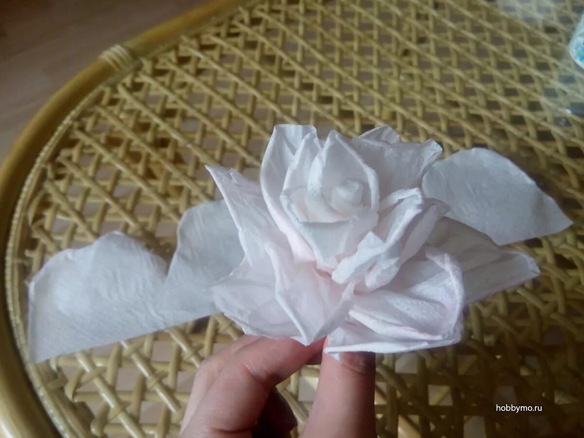 цветы из салфеток бумажных. роза из салфетки бумажной. поделки из салфеток бумажных. лотос из салфеток. белый цветок из салфеток.