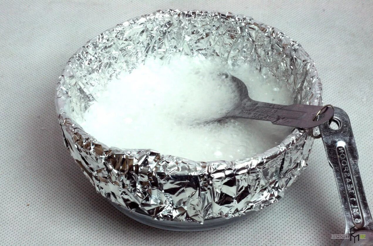 Как очистить серебро содой. Чистка серебра. Сода серебро. Чистка серебра содой. Чистка посуды фольгой.